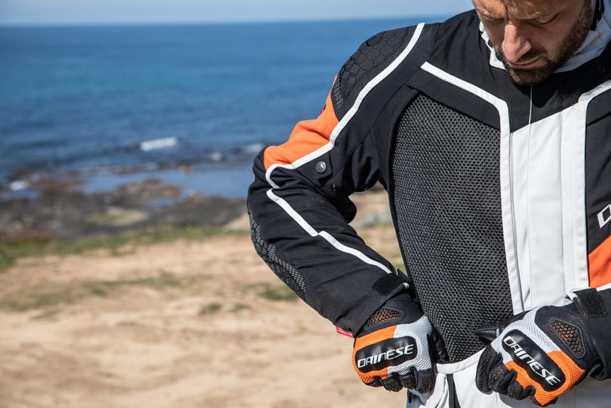 Διάτρητα ρούχα - Καλοκαιρινά ταξίδια με μηχανή: Πώς να αντιμετωπίσετε τη ζέστη